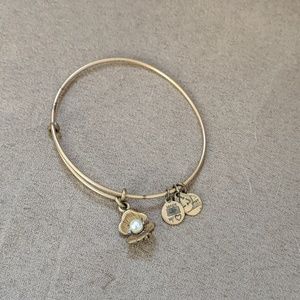 Oyster bangle